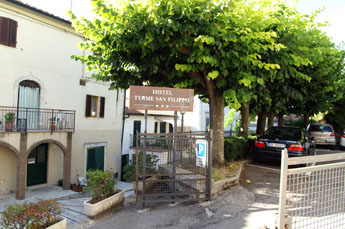 Het hotel in Bagni San Filippo met het beroemde zwembad.