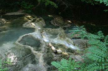 Stroom heet water van vulkanische oorsprong in Bagni San Filippo. 