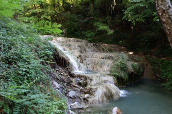 Waterval van het hete vulkanische water in Bagni San Filippo