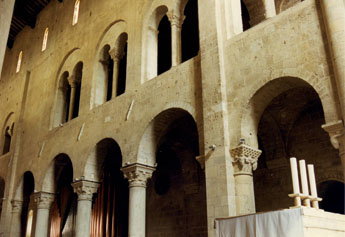 Het interieur van de abdij Sant' Antimo in de omgeving van Montalcino.
