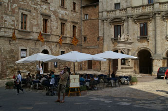 terras op het plein voor de Duomo in Montepulciano Toscane