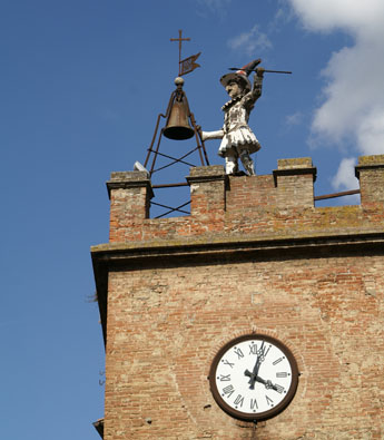 beroemde klok aan de winkelstraat in Montepulciano Toscane