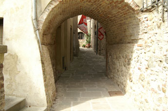 Onderdoorgang in het oude centrum van Contignano