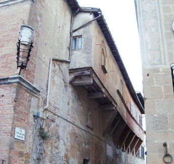 In deze zijstraat middeleeuwse uitbouw in Pienza Toscane