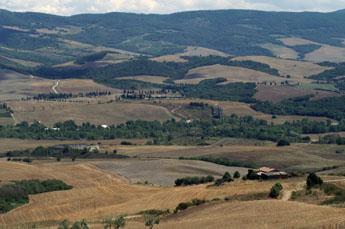 Contignano ligt in de Val d'Orcia, ofwel de vallei van de rivier de Orcia. Het landschap is prachtig. Het staat niet voor niets op de Unesco erfgoedlijst (en daarmee ook Contignano zelf).