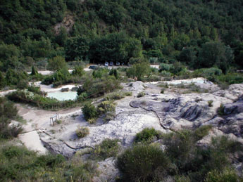 Vanuit Bagno Vignoni heb je een overzicht over het door het vulkanische water gevormde landschap